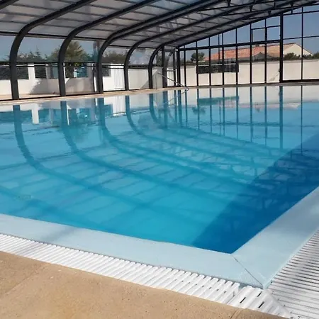 Pour 4 Dans Un Domaine Avec Piscine Σαλέ *